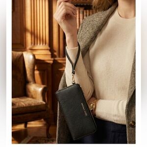 Michael Kors Jet Set Travel Large Travel Continental Wristlet Wallet Clutch